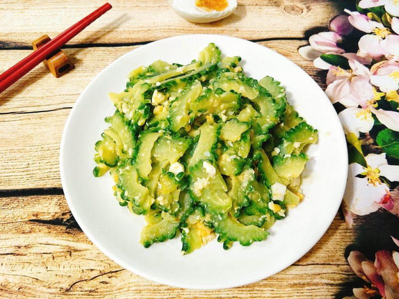 Trứng muối xào mướp đắng